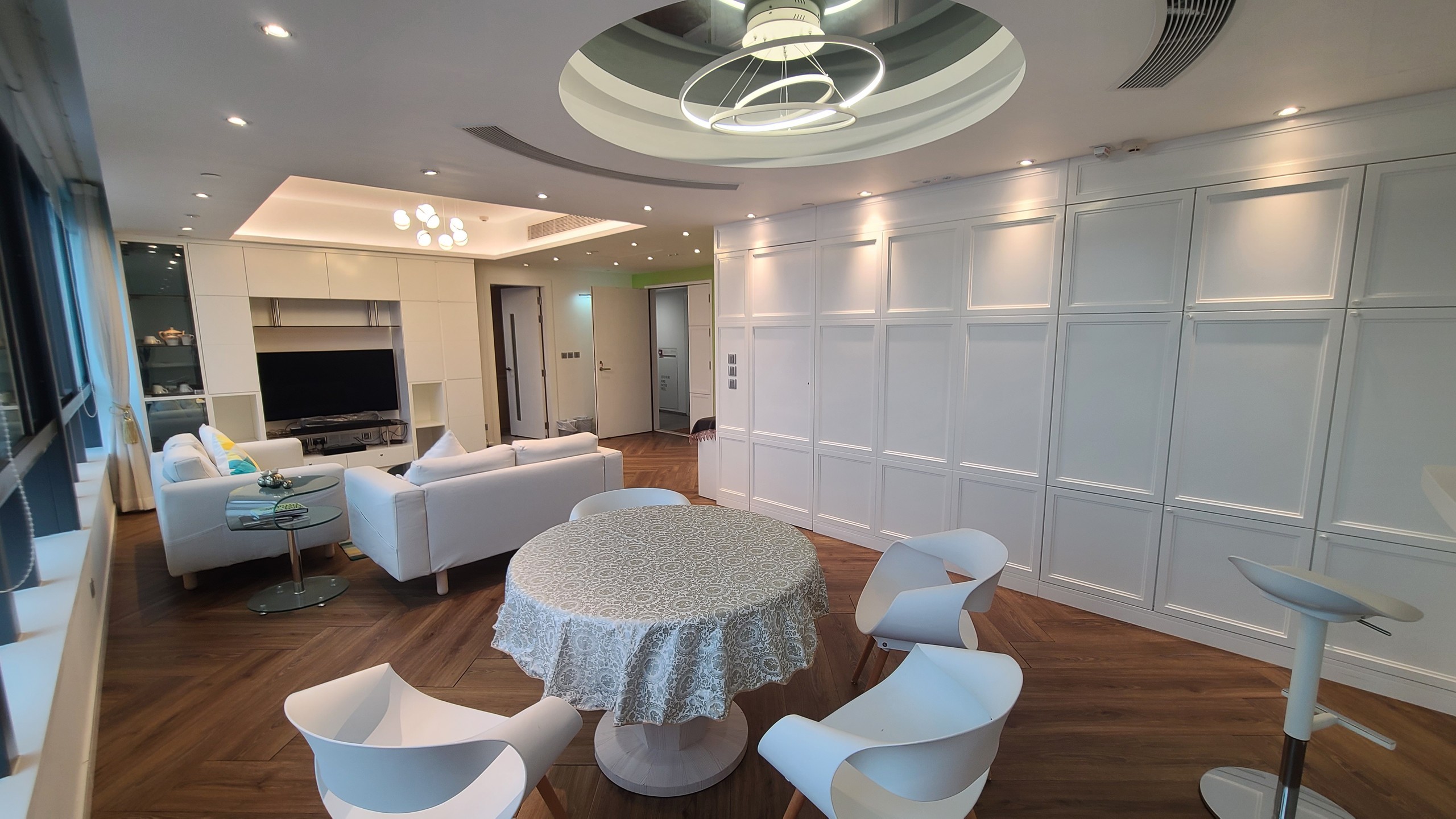 https://d26ql2nsjs5ylm.cloudfront.net/files/684c8214a6a8fb0002a99ef9/8lpwewt7q-Room1226meetingroompic_2.jpg
