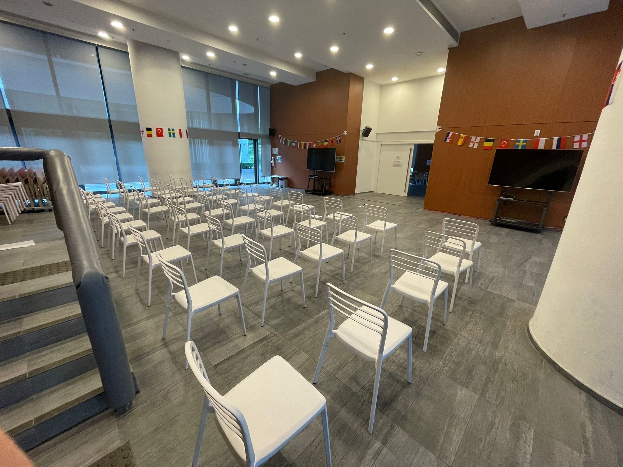 https://d26ql2nsjs5ylm.cloudfront.net/files/684d36c561524b0002a3cd2a/8ln1be53l-M2with30chairsandstagesetting_1.jpeg