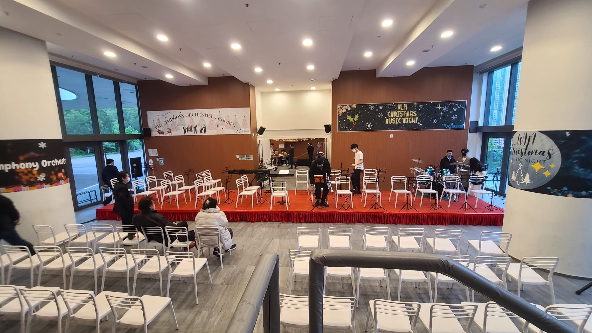 https://d26ql2nsjs5ylm.cloudfront.net/files/684d36c761524b0002a3cd30/8ln1be55q-M2with30chairsandstagesetting_8.jpeg