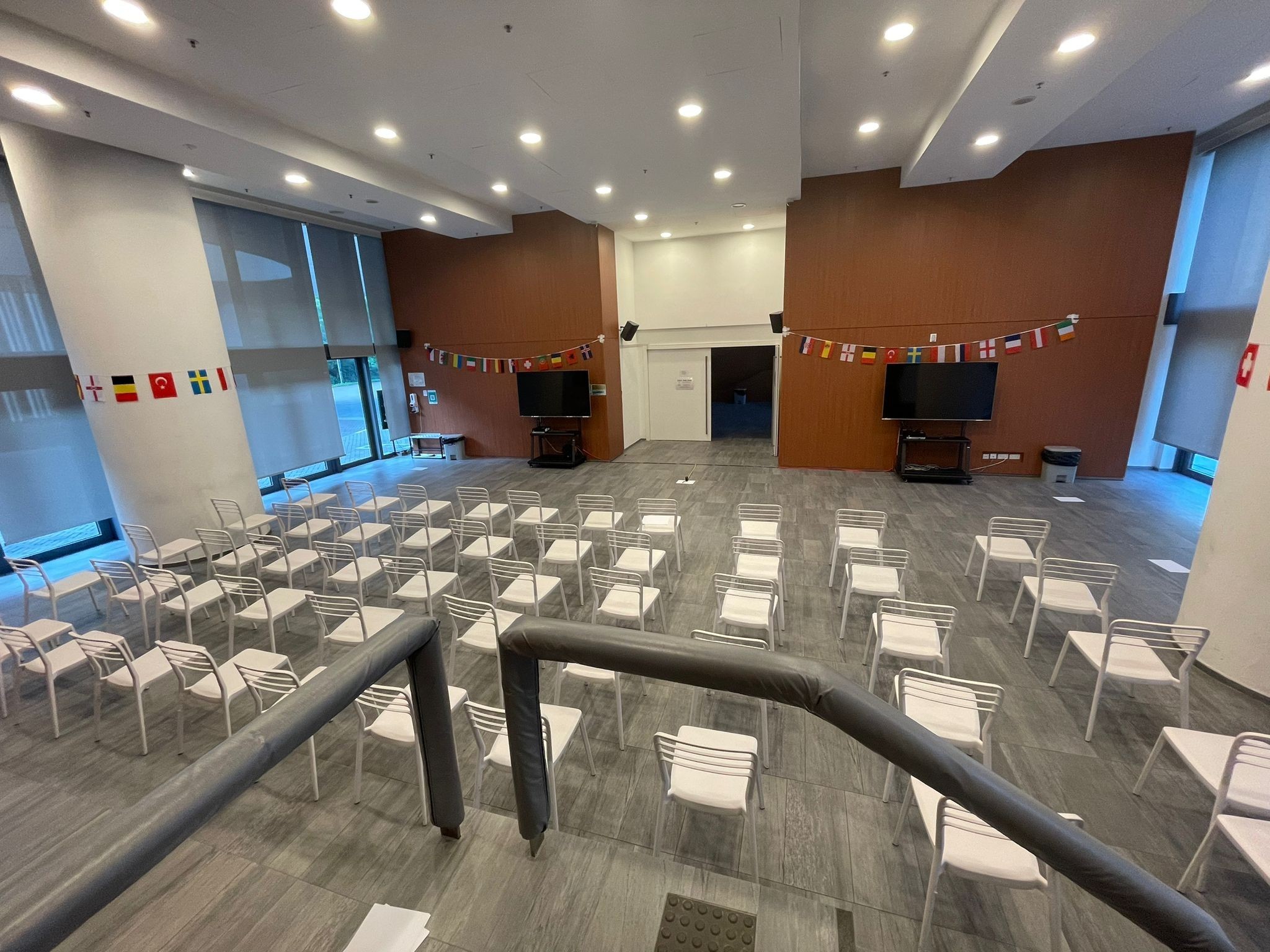 https://d26ql2nsjs5ylm.cloudfront.net/files/684d36c861524b0002a3cd34/8ln1be542-M2with30chairsandstagesetting_2.jpeg