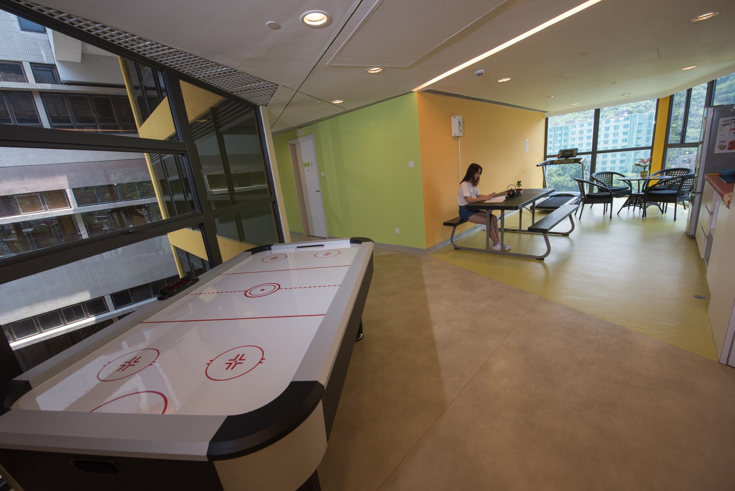 https://d26ql2nsjs5ylm.cloudfront.net/files/684d38d361524b0002a3d134/8lik23z0p-TableAirHockey.jpg