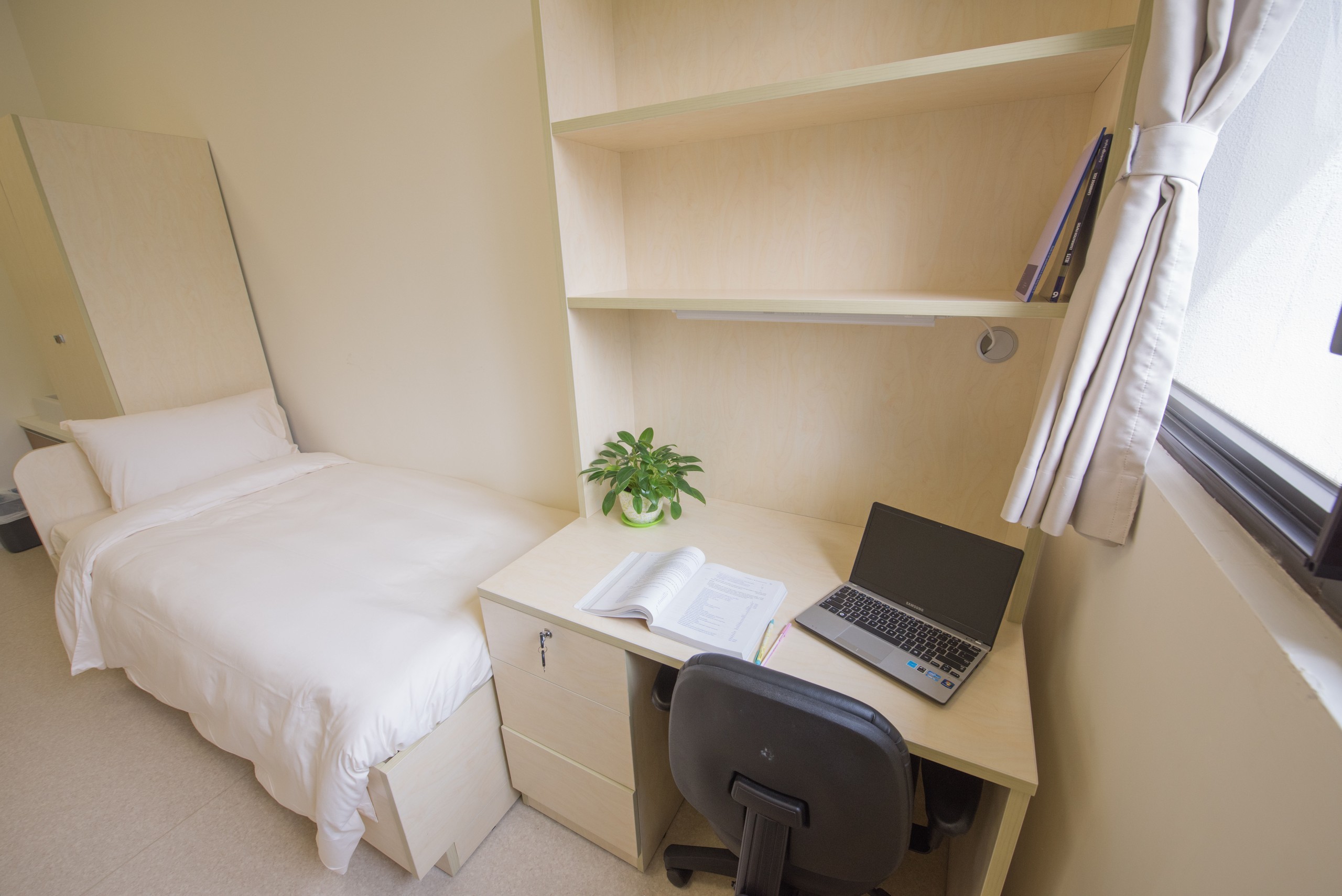 https://d26ql2nsjs5ylm.cloudfront.net/files/684d38df61524b0002a3d154/8lik263wk-StudentRoom2.jpg